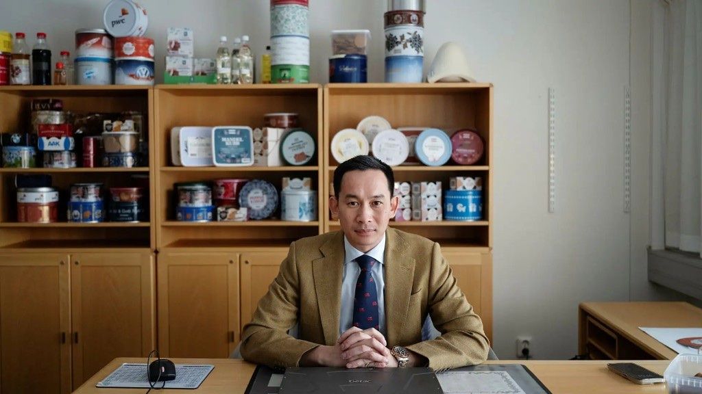 Nyåkers Pepparkakor CEO Christoffer Sai Kakland at his desk.